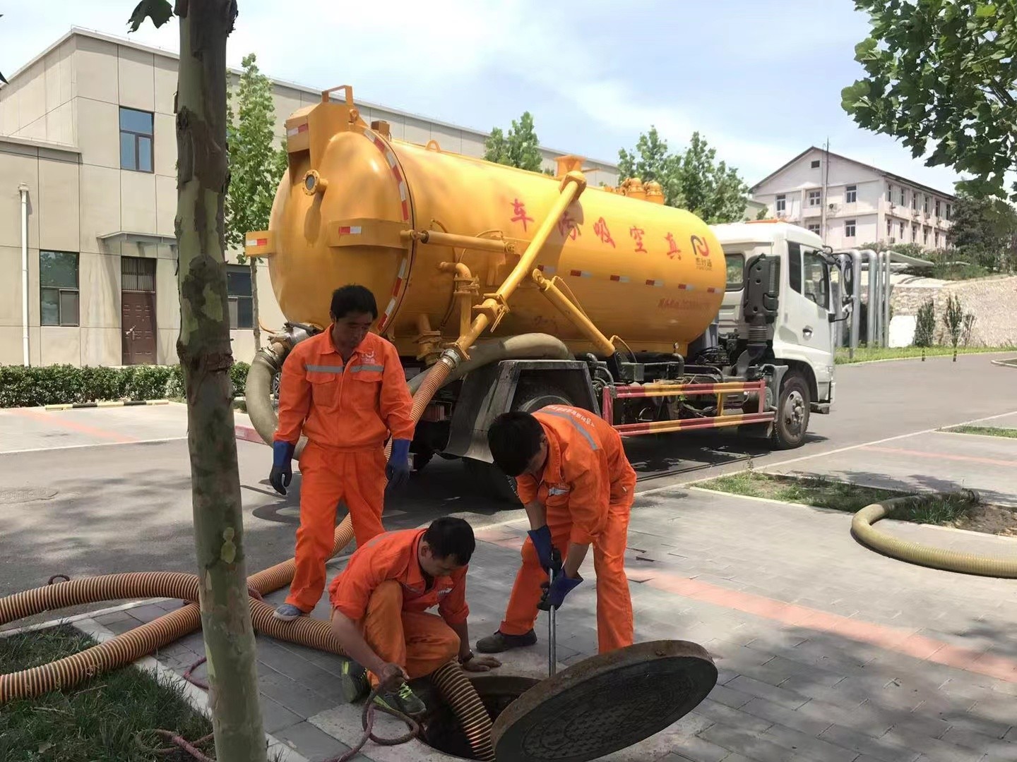 北海管道疏通车停在窨井附近